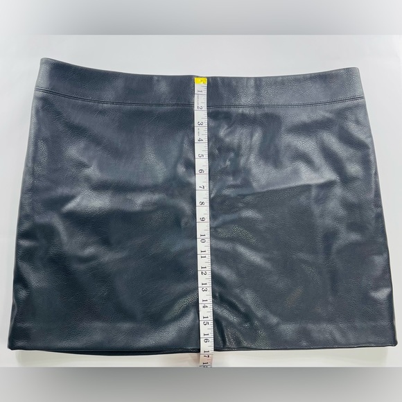 H&M BLACK FAUX LEATHER MINI SKIRT WITH SILVER ZIPPER SIZE 18 - Picture 7 of 8